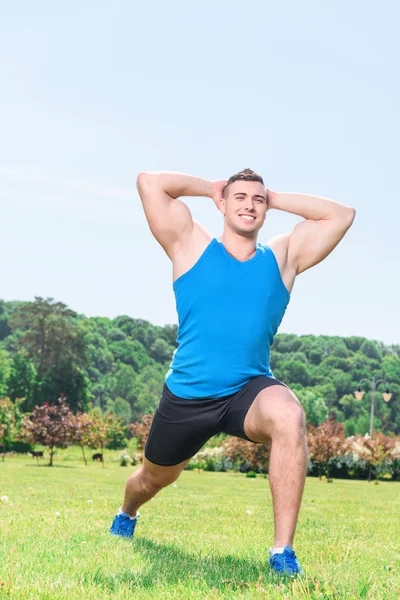 Deportista musculoso durante el entrenamiento — Foto de Stock