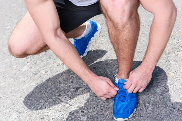 Guapo deportista entrenamiento al aire libre — Foto de Stock