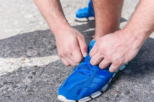 Knappe sportman opleiding buiten — Stockfoto