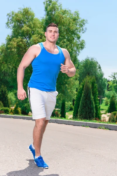 Koşu sırasında yakışıklı sporcu — Stok fotoğraf