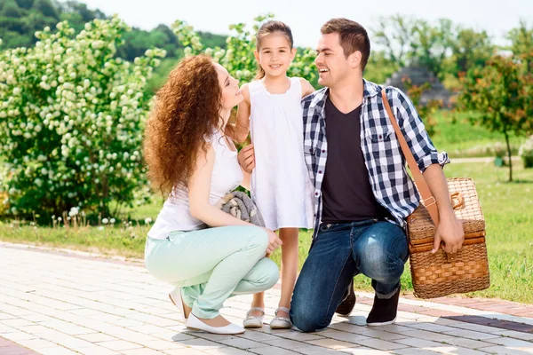 Zoete familie op weg naar picknick — Stockfoto