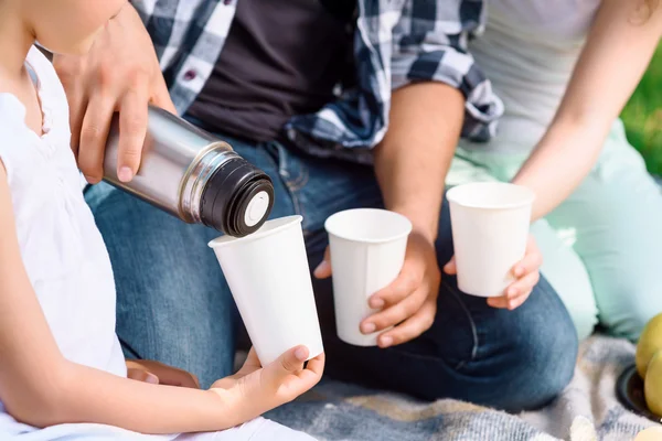 Manos con vasos de papel —  Fotos de Stock