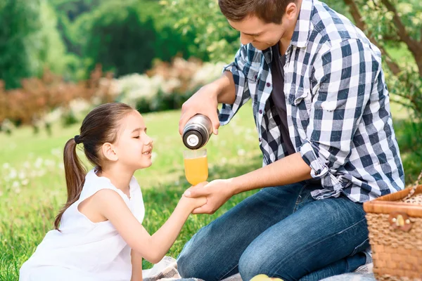 Bonne famille lors d'un déjeuner dans le parc — Photo