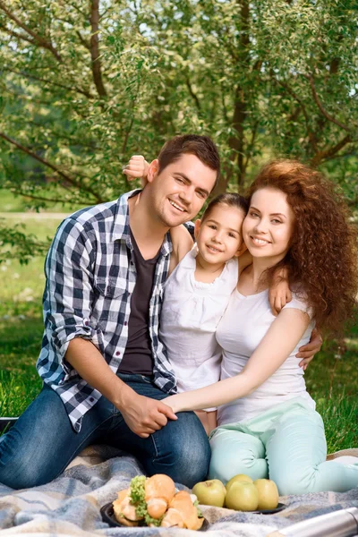 Счастливая семья на ланче в парке — стоковое фото