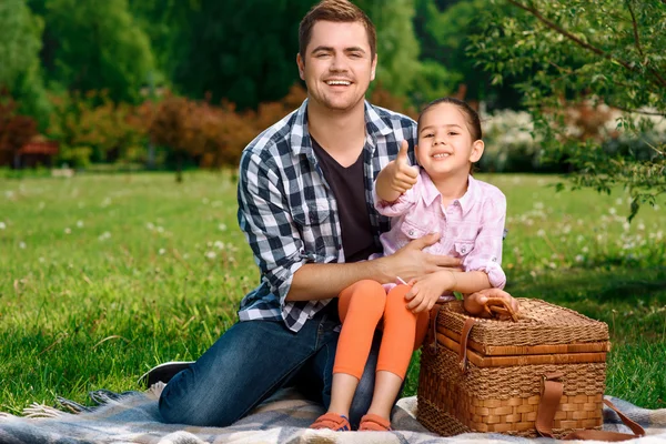Gelukkig vader met zijn dochter op picknick — Stockfoto