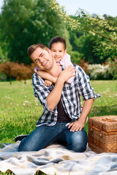 Pai feliz com sua filha em piquenique — Fotografia de Stock