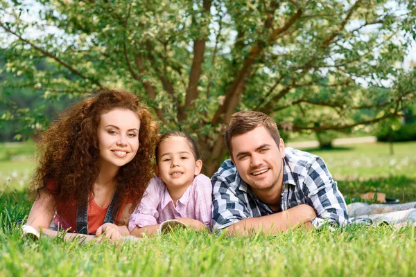 Familia feliz en un picnic —  Fotos de Stock