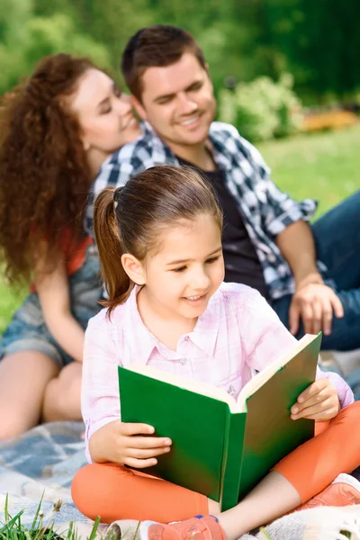 Familia feliz en un picnic —  Fotos de Stock