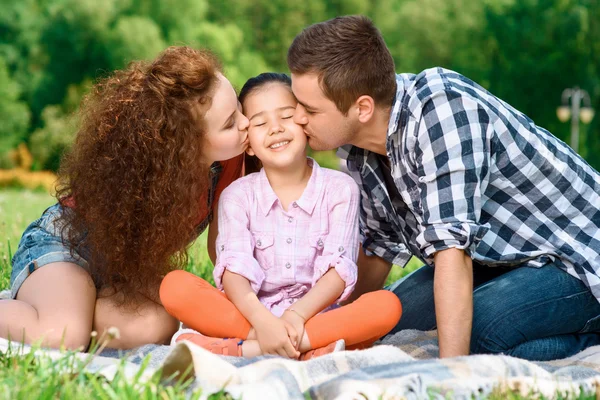 Mutlu aile piknikte — Stok fotoğraf