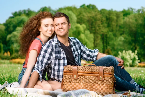 Lycklig familj på picknick — Stockfoto