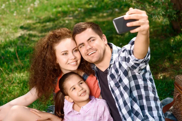 Família feliz em um piquenique — Fotografia de Stock