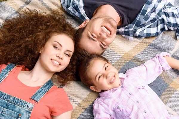 Família feliz em um piquenique — Fotografia de Stock