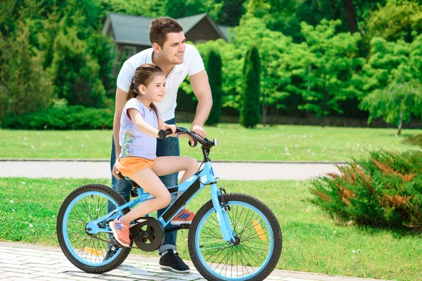 Bisiklete binmeyi baba öğretim kız — Stok fotoğraf