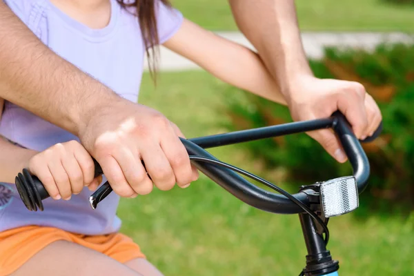 Père enseignant à sa fille à faire du vélo — Photo