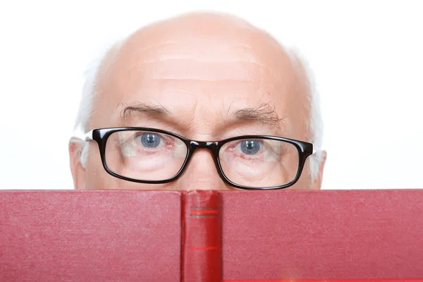 Saggio nonno in bicchieri tenendo libro — Foto Stock