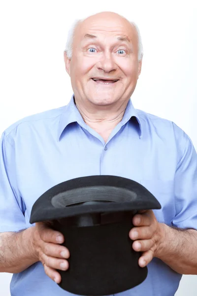 Усміхнений дідусь стоїть з капелюхом — стокове фото