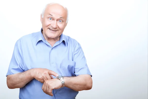 Vivaz abuelo señalando su reloj de pulsera —  Fotos de Stock