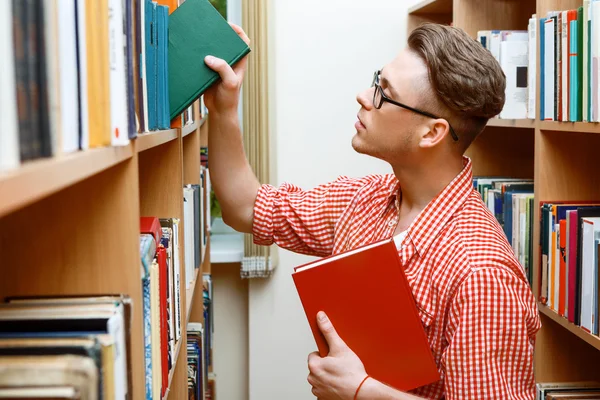 Estudiante inteligente en una biblioteca — Foto de Stock