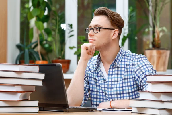 Młody student pracuje w bibliotece — Zdjęcie stockowe