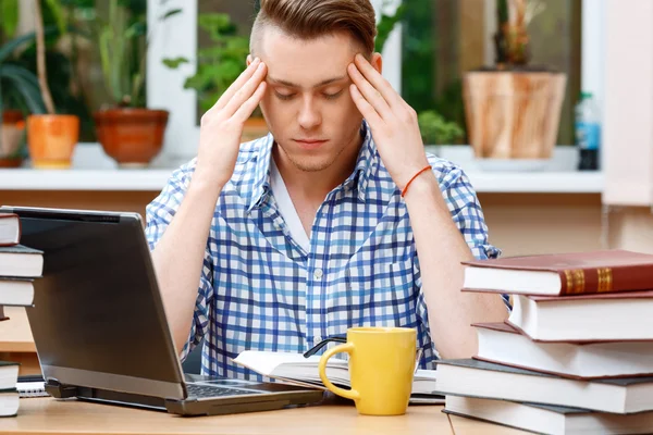 Młody student pracuje w bibliotece — Zdjęcie stockowe