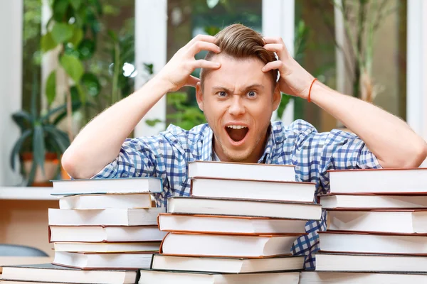 Giovane studente che lavora in una biblioteca — Foto Stock