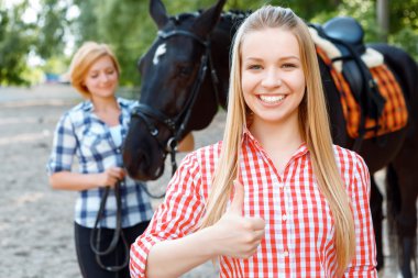 Gülümseyen kız başparmak gidiyor