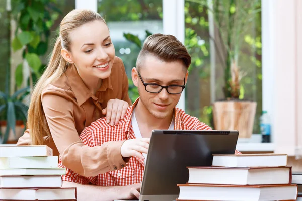 Couple of students in a library — Stock Photo, Image