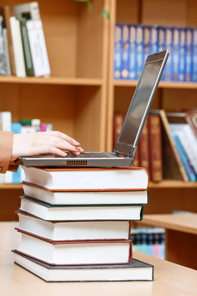 Las manos de una mujer en una biblioteca —  Fotos de Stock