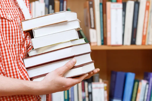 Hombre manos en una biblioteca — Foto de Stock