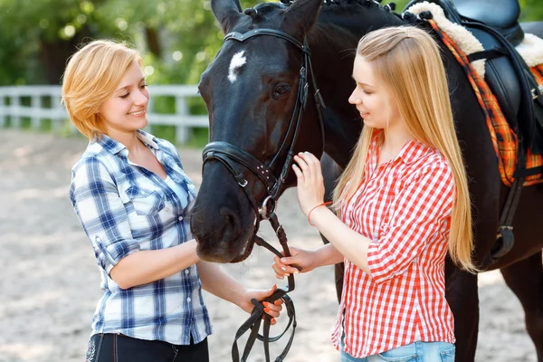 Happy sisters  standing with the horse — Stock Photo, Image