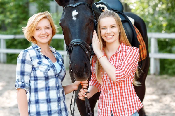 Happy sisters  standing with the horse — Stock Photo, Image