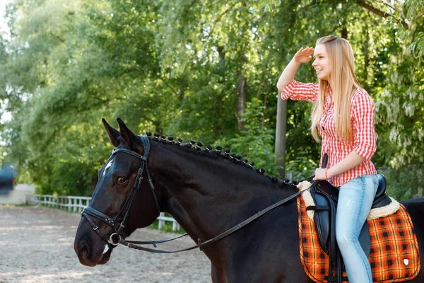 Fille regardant vers l'avenir sur le cheval — Photo