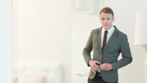 Handsome man posing in suit — Stock Video