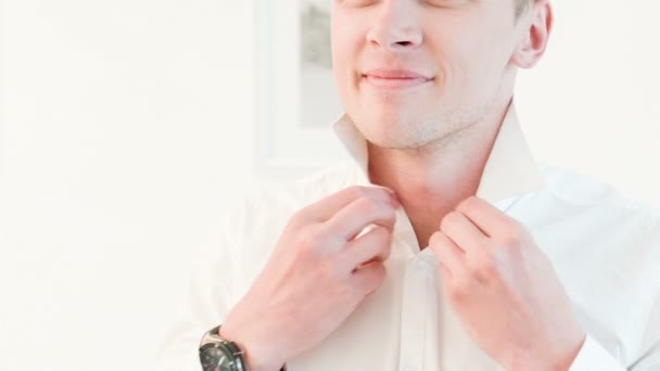 Close-up van de mens dichtknopen op wit overhemd — Stockvideo