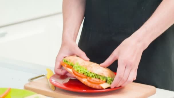 Caméra en direct de l'homme avec sandwich — Video