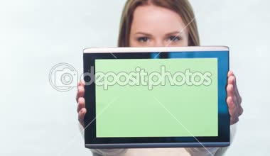 Onun yeni tablet gösteren kız
