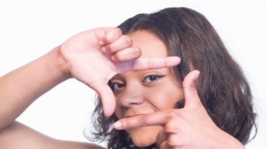 Melez kadın gösteren çerçeve ile parmaklarını Close-Up