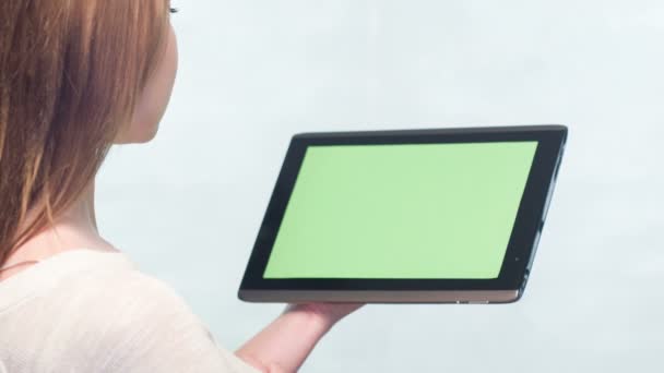 Mädchen spielt auf Tablet — Stockvideo