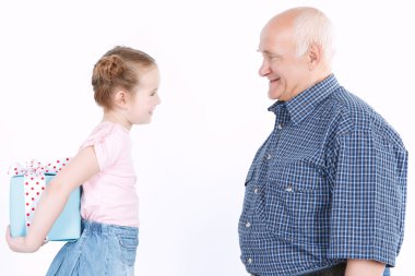 Torunu büyükbaba için hediye yapmak