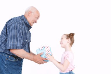 Torunu büyükbaba için hediye yapmak
