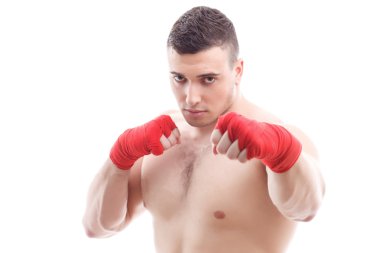 Kaslı adam egzersizleri yapıyor 