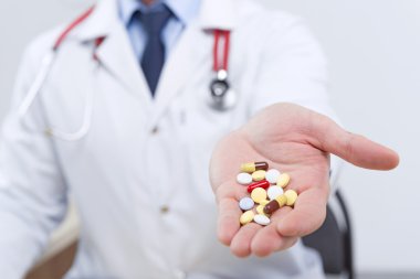 Hapları vermeye profesyonel doktor