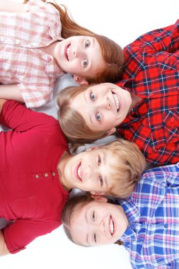 Yerde yatarken çocukların Üstten Görünüm 