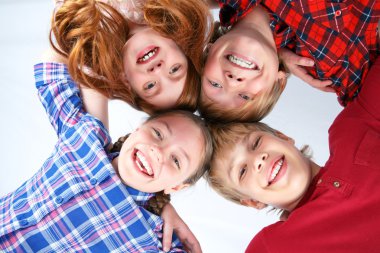 Arkadaşlar gülümseyen düşük açılı.