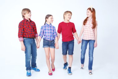 Neşeli arkadaşları birbirlerini holding 