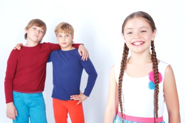 İki erkek ile gülümseyen kız