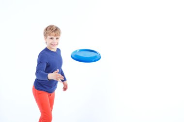 Gülümseyen çocuk oyun oynama