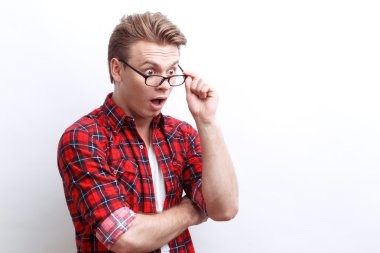 Şaşırmış adam merak gösterilen