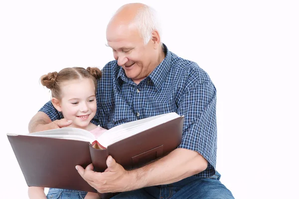 Großvater liest mit Enkelin ein Buch — Stockfoto