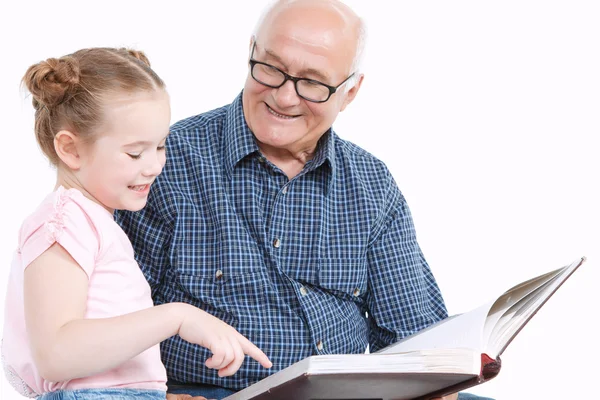 祖父与孙女读一本书 — 图库照片
